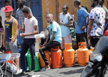 La gente hace cola para