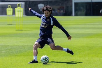 César "Chino" Huerta volvió al conjunto universitario como ídolo para incorporarse al esquema de Esteban Solari. (X/ @PumasMX)