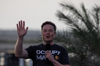 Elon Musk en la base de su empresa espacial SpaceX, en Texas, agosto de 2022 (Foto: REUTERS/Adrees Latif)