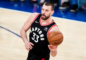 El español Marc Gasol vistiendo