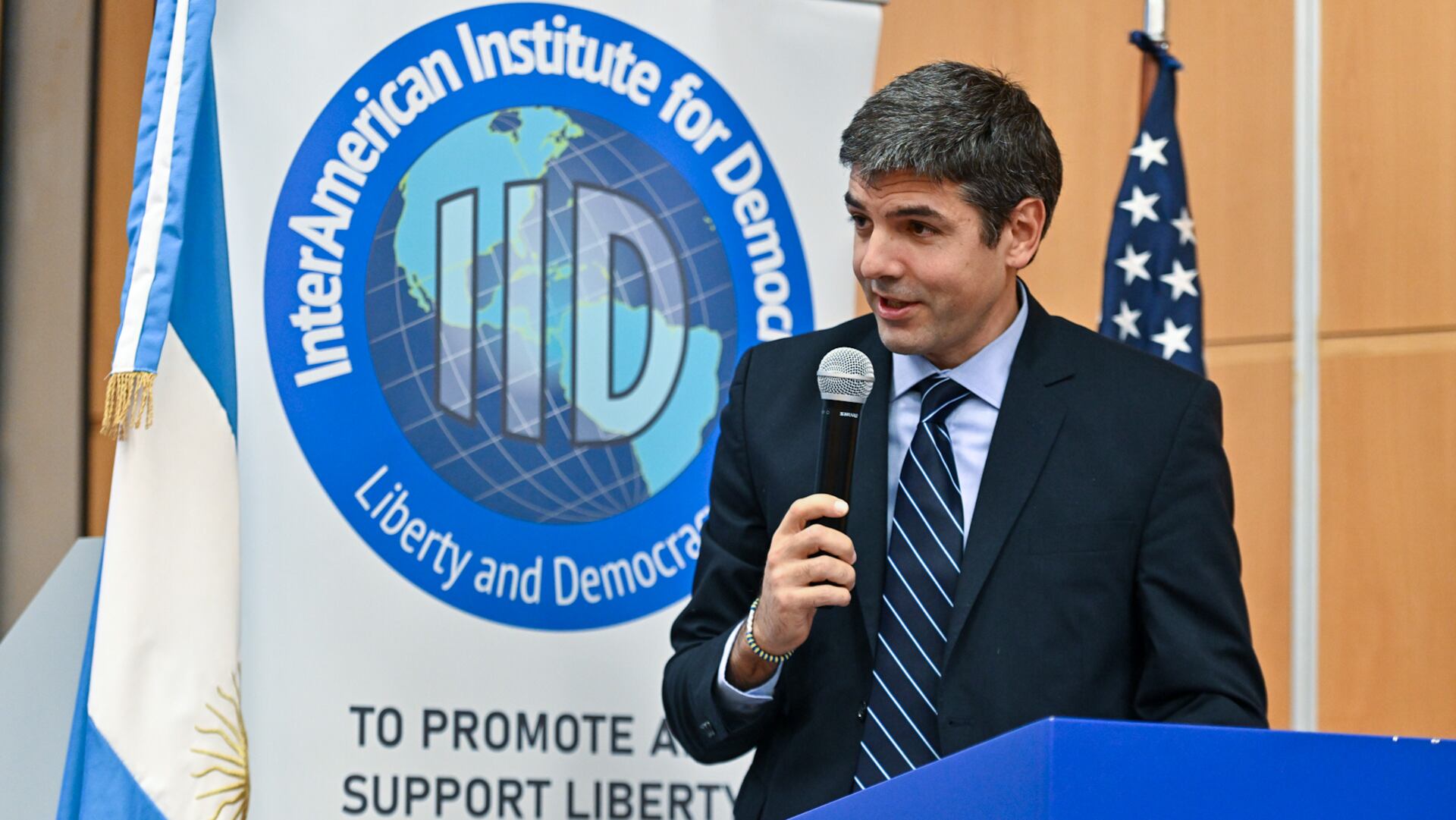 Laureano Pérez Izquierdo, director periodístico de Infobae América, moderó el primer debate de la jornada