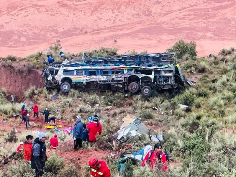 (Archivo) Socorristas trabajan en un autobús destruido después de rodar por un barranco tras chocar con un vehículo en una carretera en Leñas, Potosí, sur de Bolivia. Mar 3, 2025 (Reuters / Fiscal General de Bolivia/Folleto vía redes sociales)