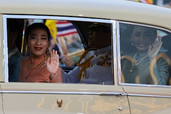El rey Maha Vajiralongkorn de Tailandia, la reina Suthida, la princesa Bajrakitiyabha y la princesa Sirivannavari Nariratan llegan antes de una ceremonia religiosa en el Gran Palacio de Bangkok, Tailandia, el 1 de noviembre de 2020 (REUTERS/Athit Perawongmetha)