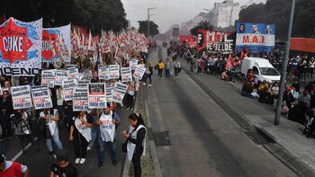 Cortes y piquetes en el centro porteño: manifestantes de Unidad Piquetera se movilizan por la Avenida 9 de Julio