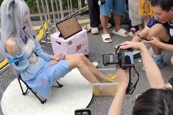 Los cosplayers vendían los vasos por 50 yuanes cada uno. (X)