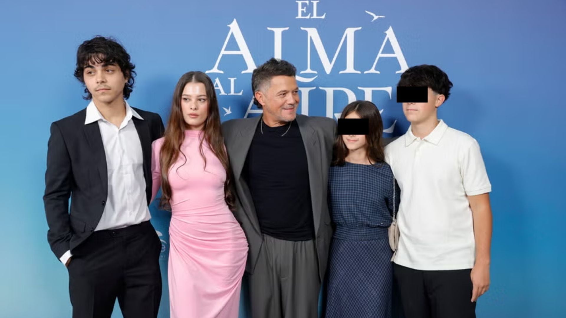 El cantante Alejandro Sanz posa junto a sus cuatro hijos frente a un fondo azul con el texto El alma al aire. ( EFE / Víctor Lerena)