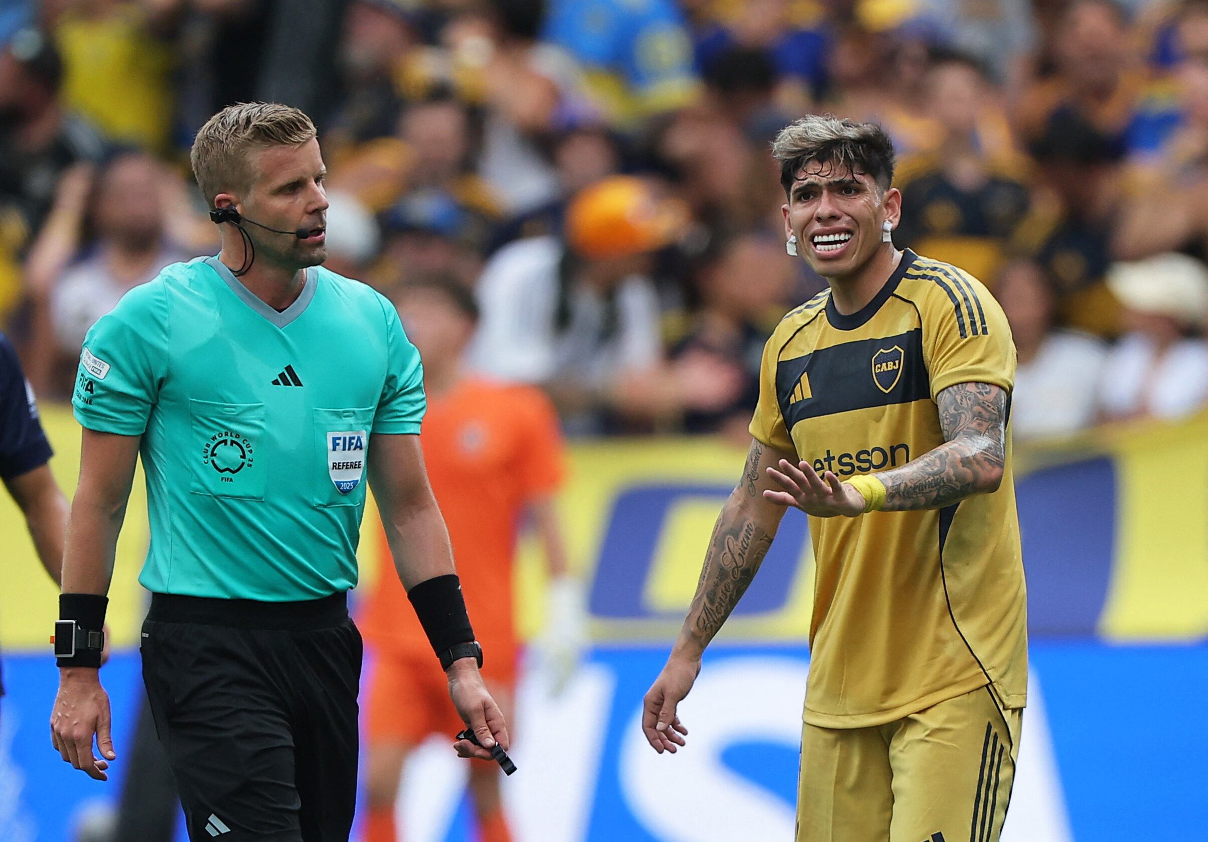 Carlos Palacios pide tranquilidad ante la presencia del árbitro Glenn Nyberg