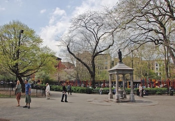 El Tompkins Square Park figura como escenario en Love Story: John F. Kennedy Jr. & Carolyn Bessette. Se trata de un parque público en el East Village de Manhattan, con una extensión de cuatro hectáreas delimitadas por las avenidas A y B y las calles 7ª y 10ª. Foto: CultureNow