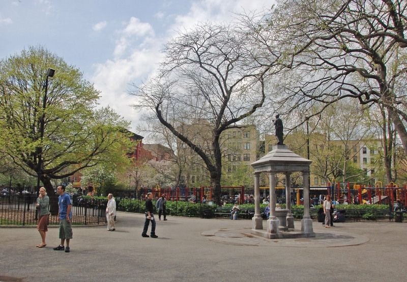 El Tompkins Square Park figura como escenario en Love Story: John F. Kennedy Jr. & Carolyn Bessette. Se trata de un parque público en el East Village de Manhattan, con una extensión de cuatro hectáreas delimitadas por las avenidas A y B y las calles 7ª y 10ª. Foto: CultureNow
