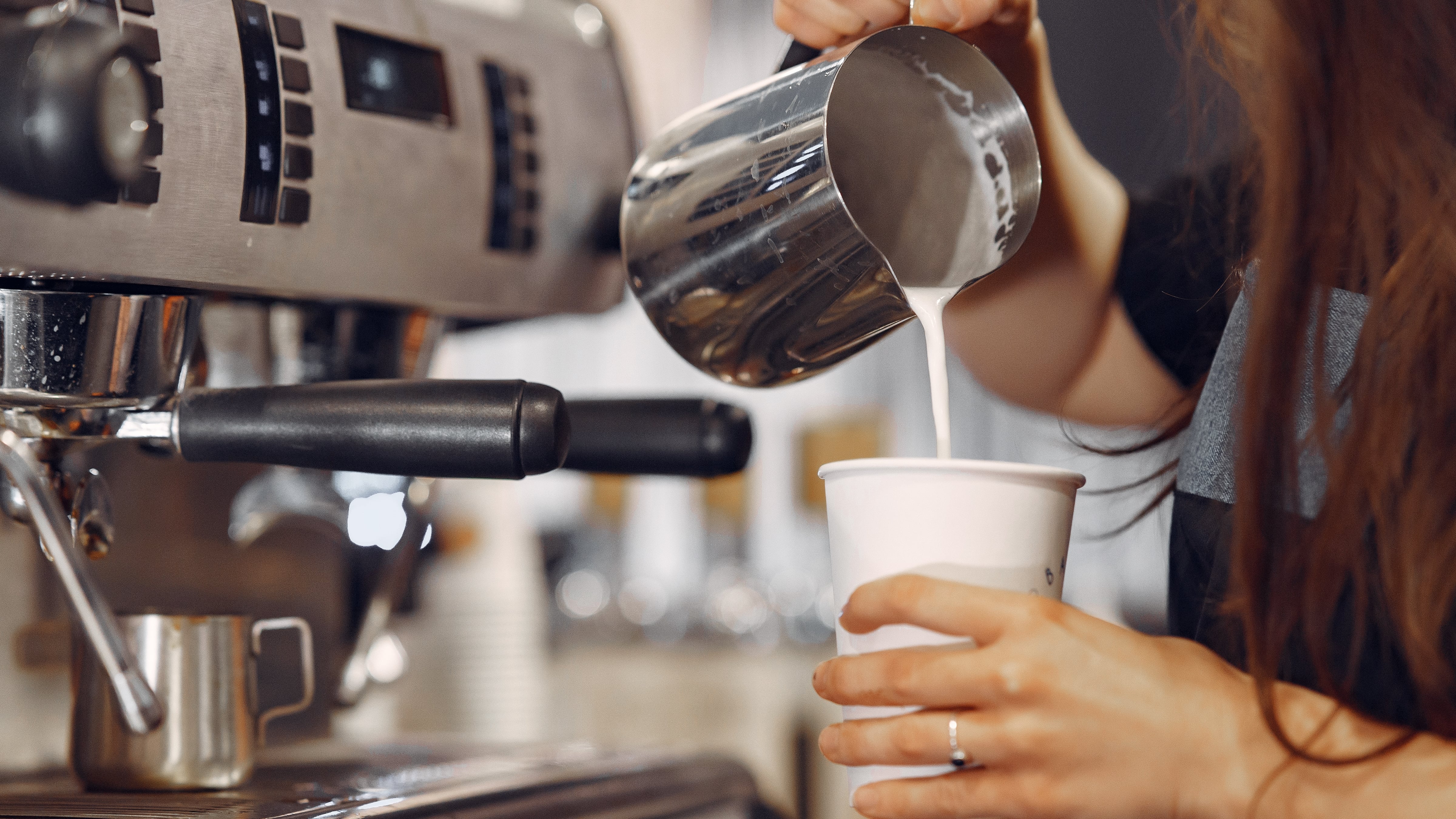Una camarera trabajando (Freepik)