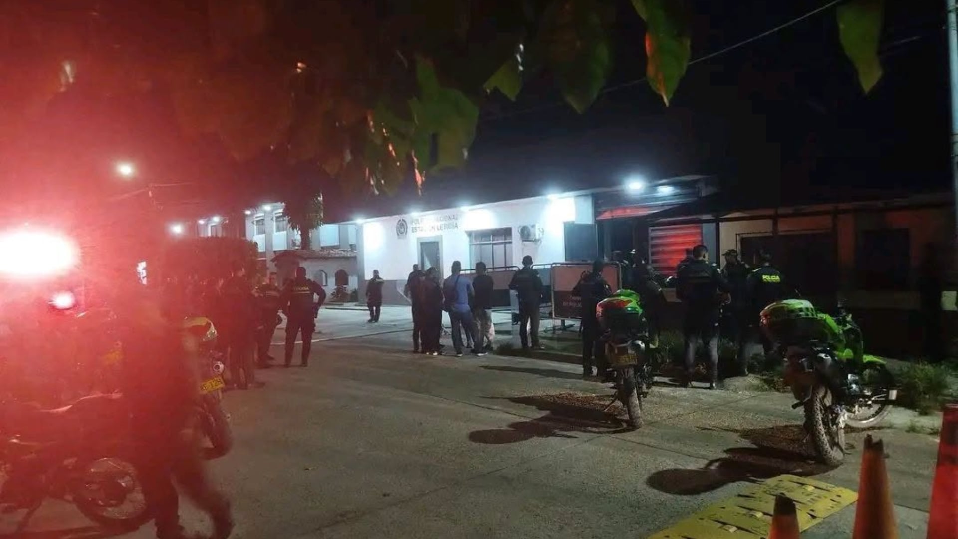 Un intento de motín en la Estación de Policía de Leticia evidenció los reclamos de los internos por las condiciones de reclusión y las demoras judiciales - crédito Entre Líneas Amazonas / Facebook