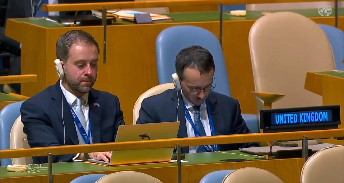 Los representantes del Reino Unido, mientras disertaba el canciller Pablo Quirno