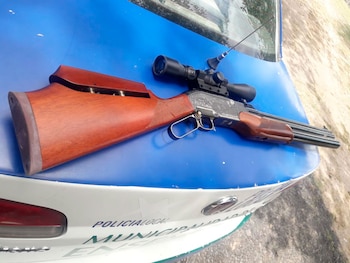 El rifle involucrado en el hecho. (Foto: @Hechosanderecho)