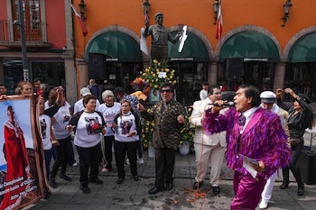 La comunidad organizó una misa en Plaza Garibaldi y participaron integrantes del club “Las Viudas de Juan Gabriel” en el aniversario luctuoso. (FOTO: ROGELIO MORALES/CUARTOSCURO.COM)
