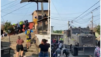 Con un martillo, un hombre