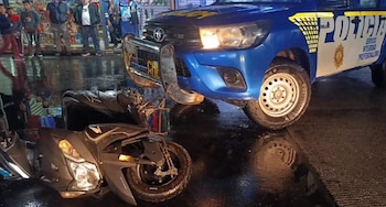 La patrulla policial embistió a una primera motociclista cerca del Parque Central y encendió la sirena para despejar su camino.