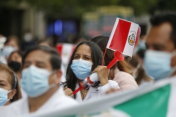 Médicos peruanos marchan hoy rumbo a la sede del Congreso en Lima (Perú). EFE/Paolo Aguilar