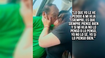Una pareja, Melcochita y Heydi Amado, se besa en un vehículo; en el lado derecho, un recuadro oscuro contiene texto blanco con una cita.
