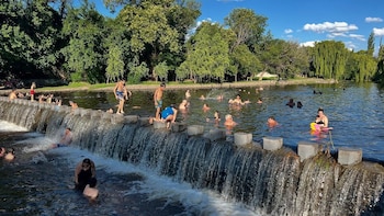 El pueblo en Córdoba con volcanes, laguna y playas, ideal para visitar en el verano