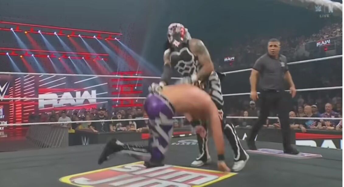 El luchador mexicano explotó en bastidores tras la polémica lucha estelar, asegurando que no descansará hasta vencer a Seth.(Captura de pantalla)