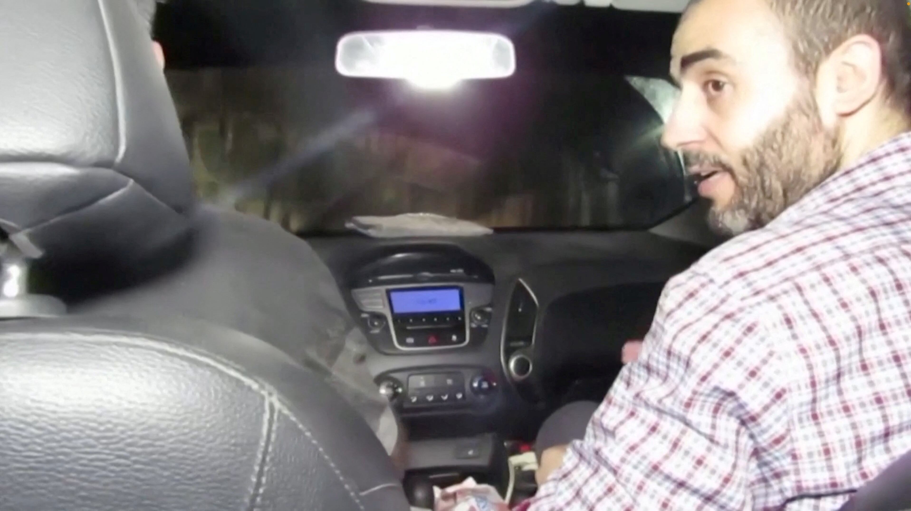 Una captura de pantalla muestra, según el ejército israelí, al fallecido líder de Hamas en Gaza Mohamed Sinwar en un video distribuido el 17 de diciembre de 2023 (REUTERS)