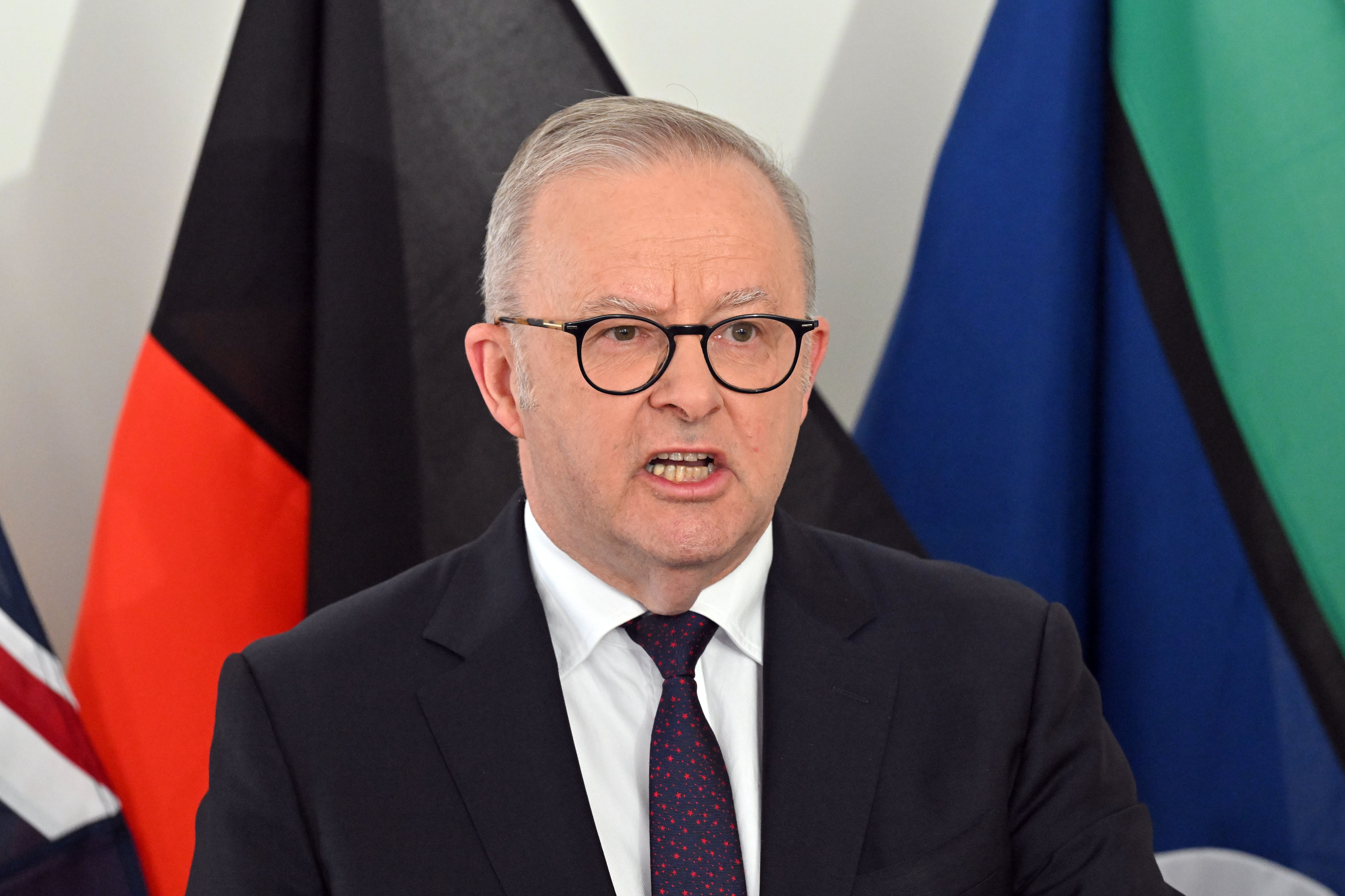 El primer ministro Anthony Albanese advirtió que la empresa de tecnología enfrentará consecuencias legales por la brecha de seguridad. (EFE/EPA/MICK TSIKAS AUSTRALIA AND NEW ZEALAND OUT)