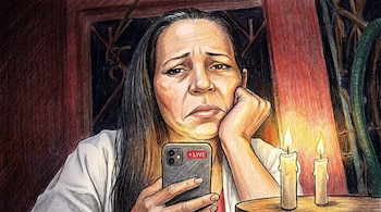 Dibujo a lápiz de una mujer apoyada en su mano que sostiene un teléfono con la etiqueta LIVE junto a dos velas encendidas.