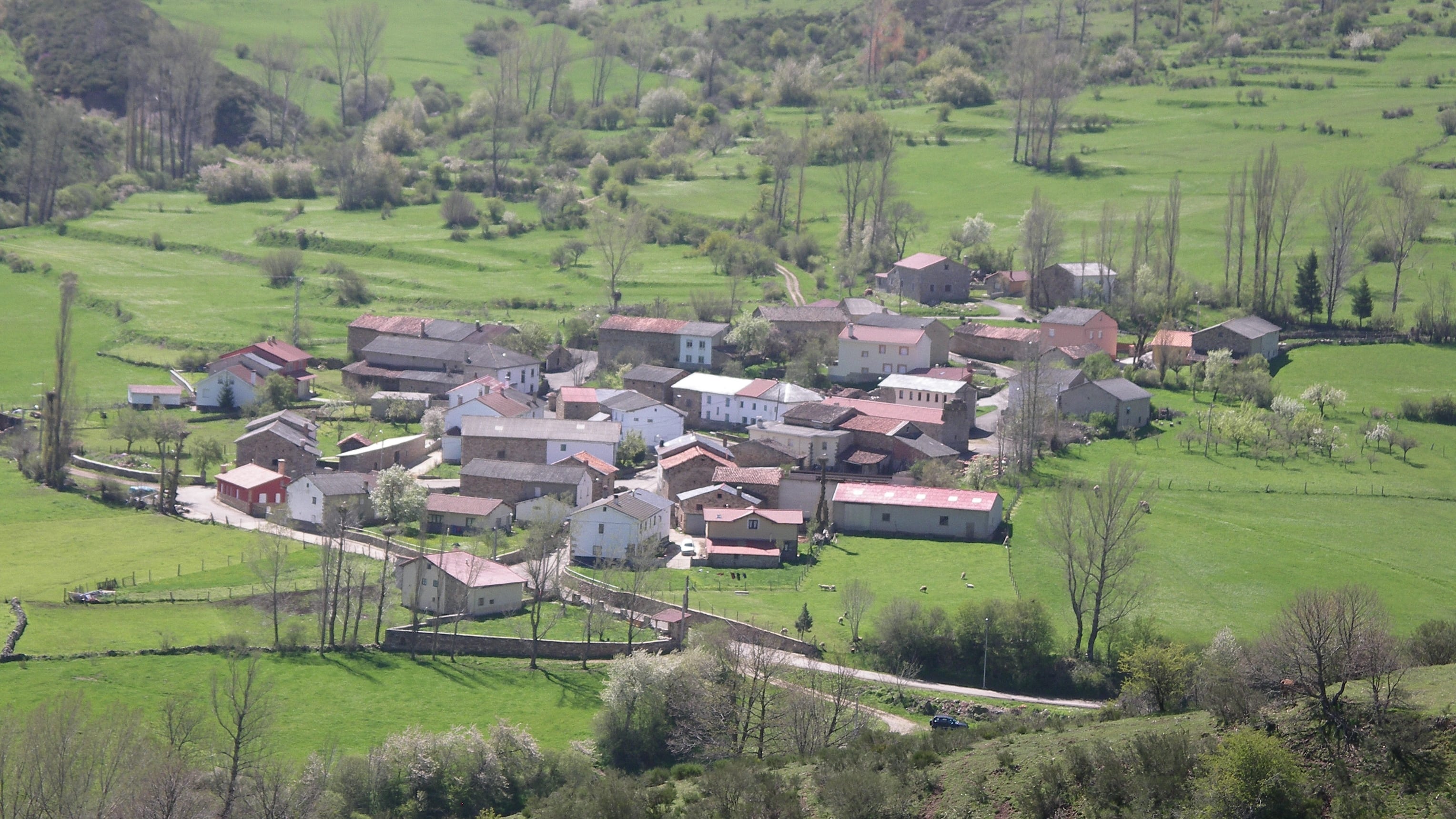 Carande, el pueblo de León que se salvó de desaparecer inundado por el embalse de Riaño y ahora recuperará su hórreo histórico