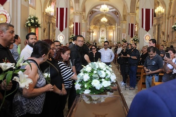 Familiares y seres cercanos a Gisela Gaytán reciben el féretro en el templo de Celaya.
Gisela Gaytán, Celaya, Guanajuato, candidata