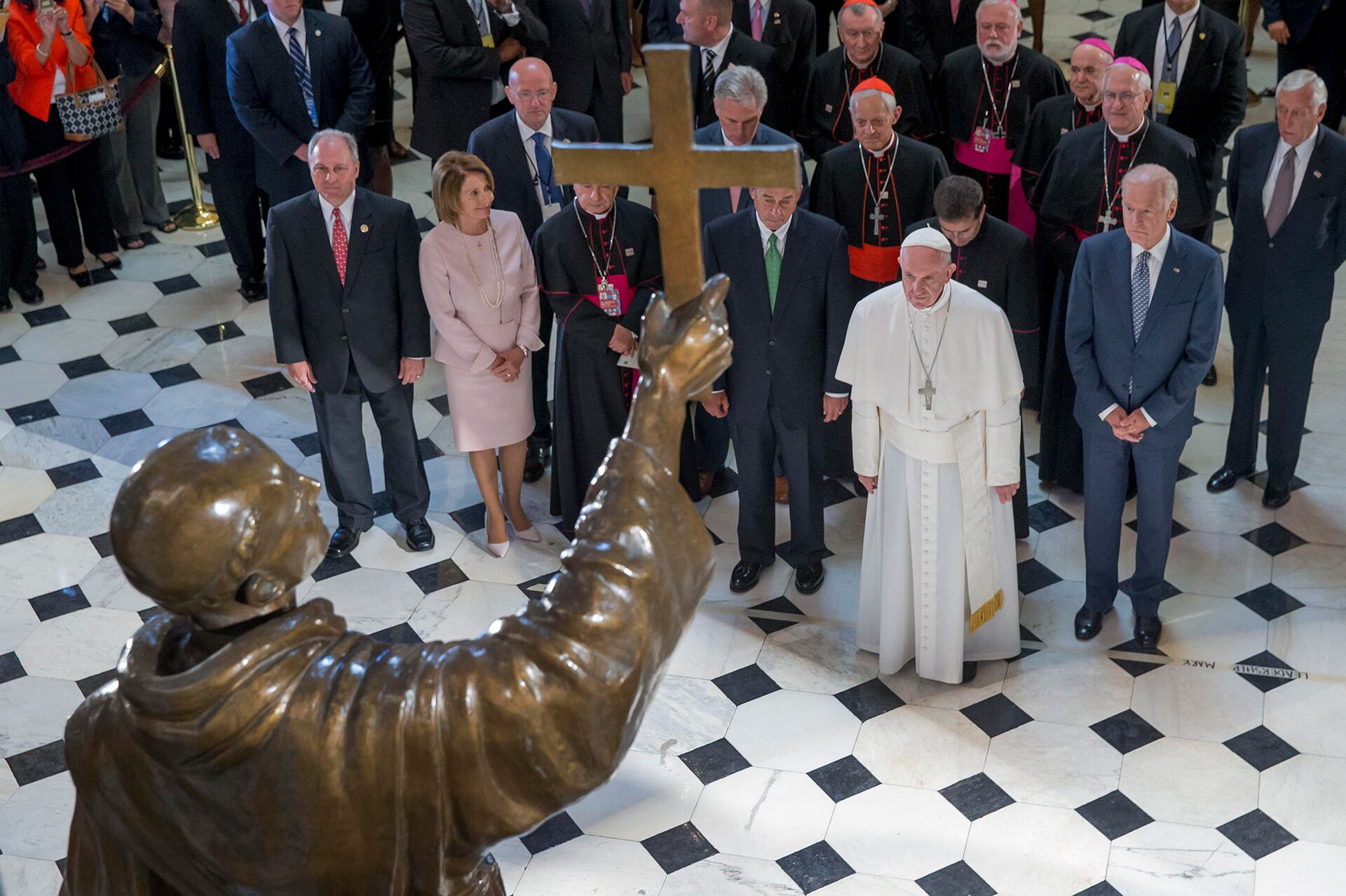 Durante su visita pastoral a los Estados Unidos, en septiembre de 2015, el papa Francisco se detuvo frente a la estatua de fray Junípero Serra, en el Hall del Capitolio, en Washington. Está flanqueado por Barack Obama y Joe Biden, entonces presidente y vice. (Credit: Michael Reynolds via ZUMA Wire) (Grosby)