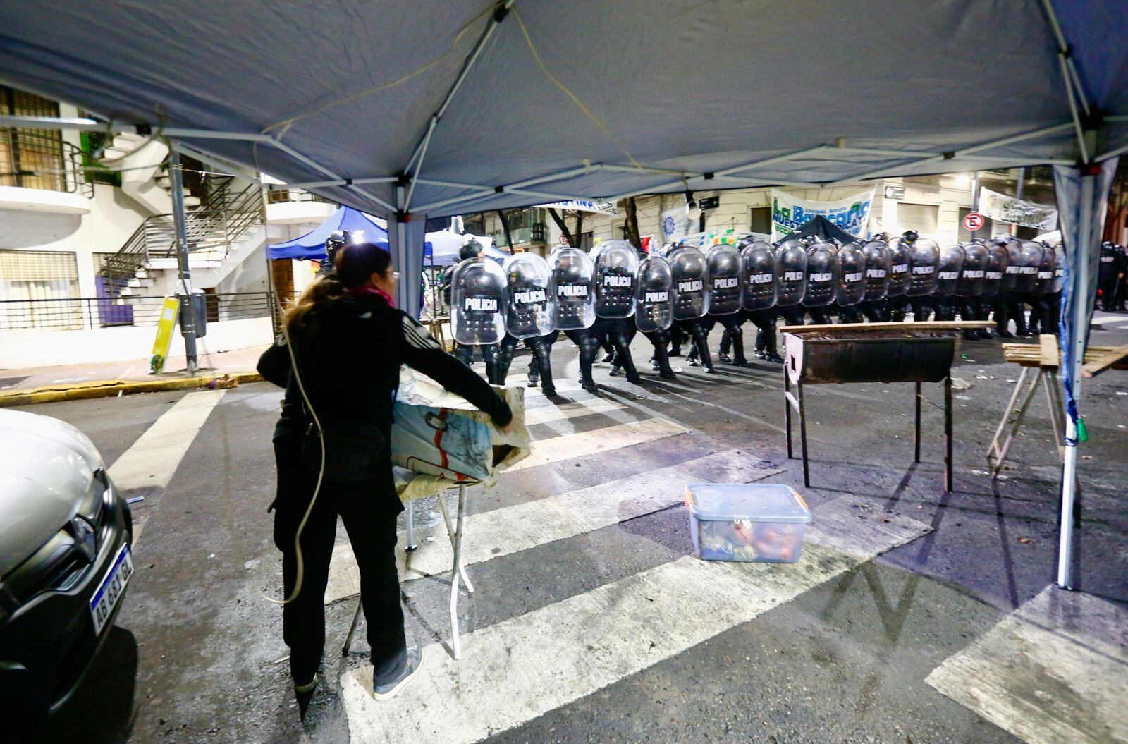Esta madrugada la Policía de la Ciudad desalojó a los manifestantes que estaban frente a la casa de CFK