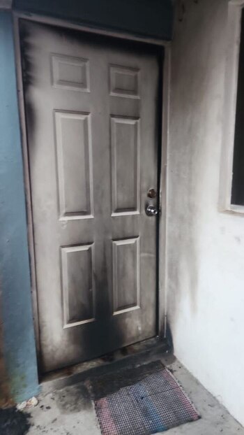 El incendio habría iniciado dentro del inmueble. (X/@Eco1_LVM)