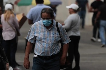 Niños y adultos mayores son los más afectados por la contaminación ambiental. (FOTO: Prensa Libre)