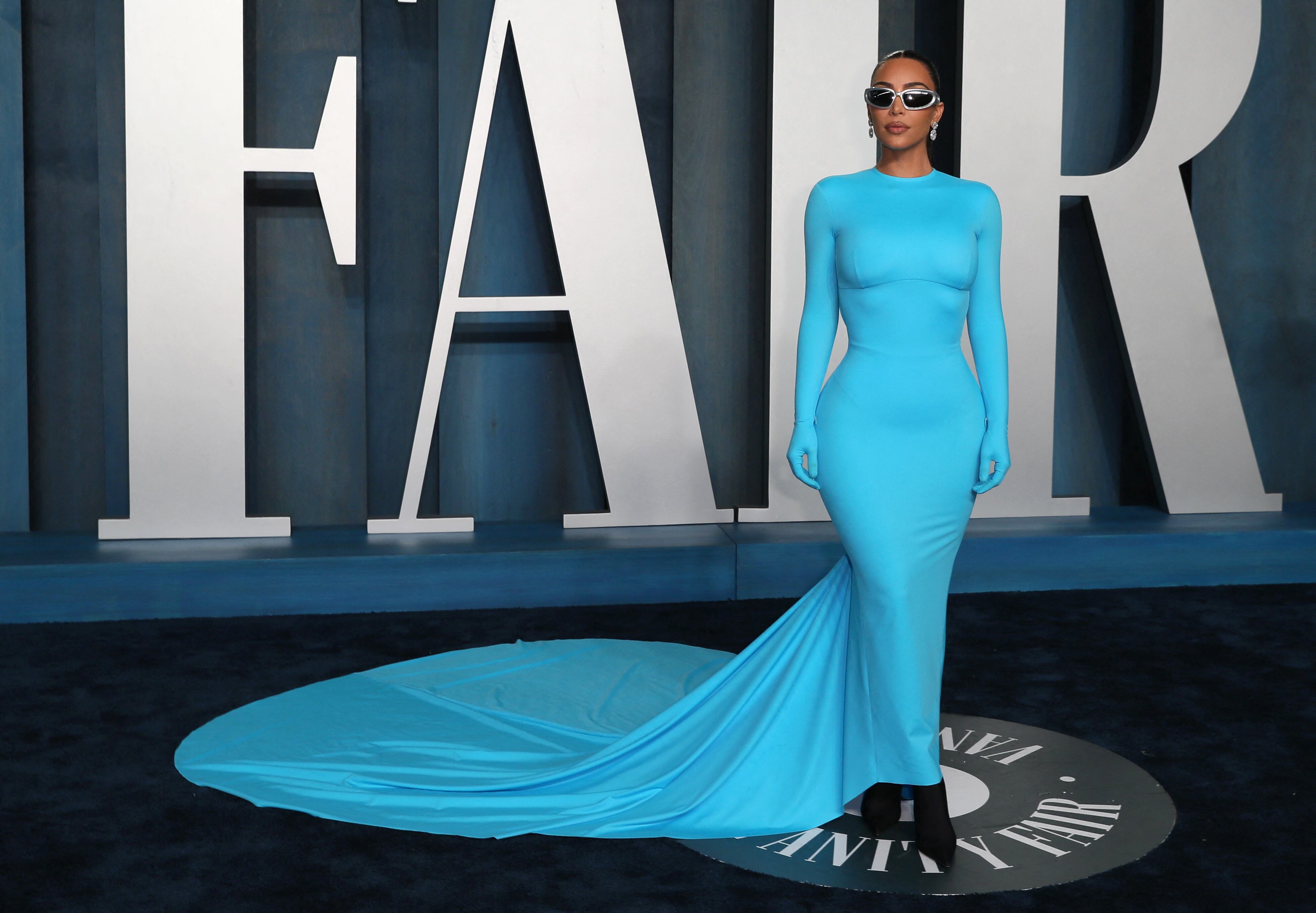 La monocromía azul eléctrico destaca la osadía cromática durante el After Party de los Oscars de Vanity Fair 2022 (REUTERS/Danny Moloshok)