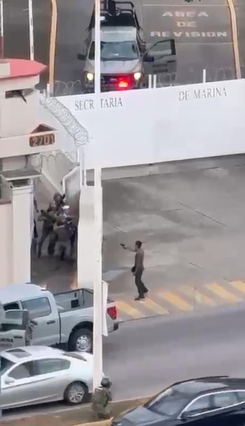 El sujeto insistió con su