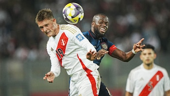 Oliver Sonne luchando por una