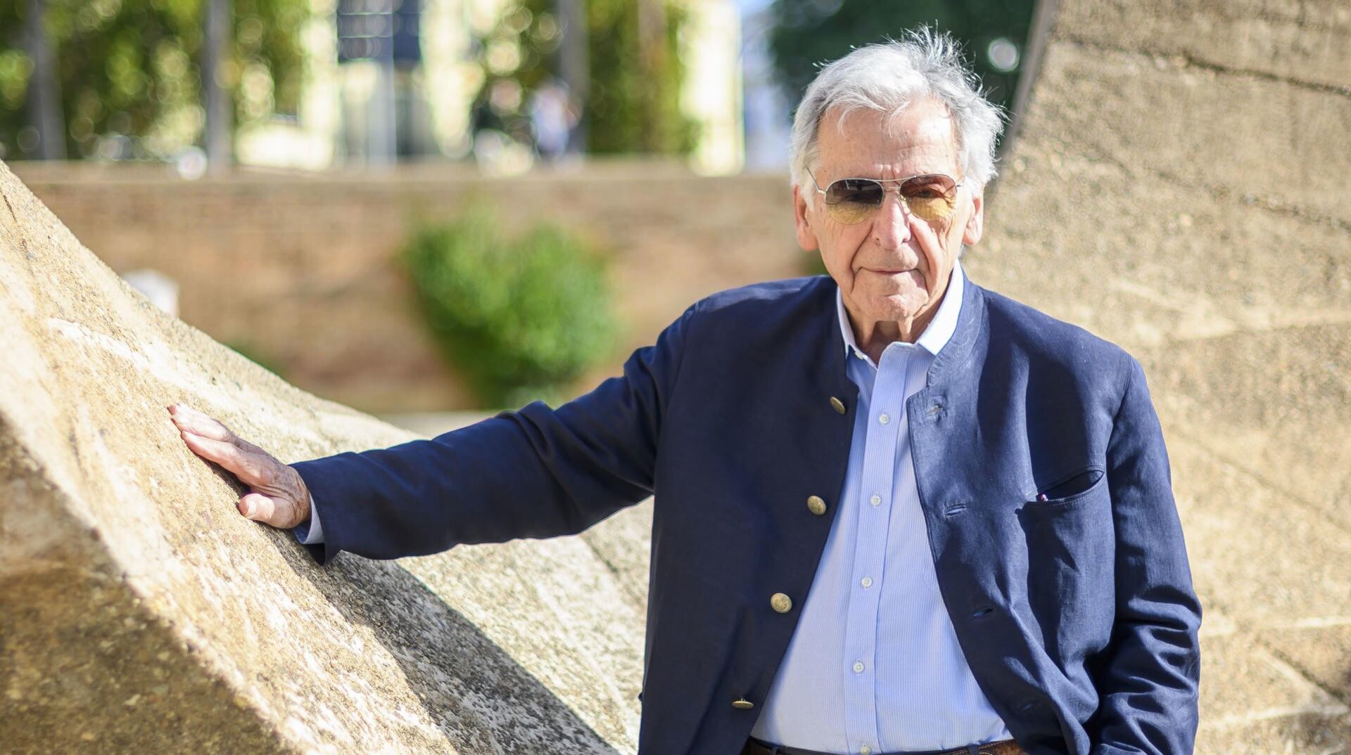 Costa-Gavras: “El cine no tiene que hacer un discurso político, sino contar lo que se ve”