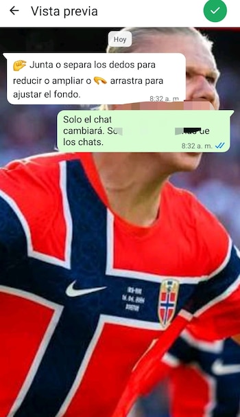 Primer plano de un hombre rubio en una camiseta de fútbol roja y azul con el logo de Nike y el escudo de Noruega, con dos burbujas de chat superpuestas