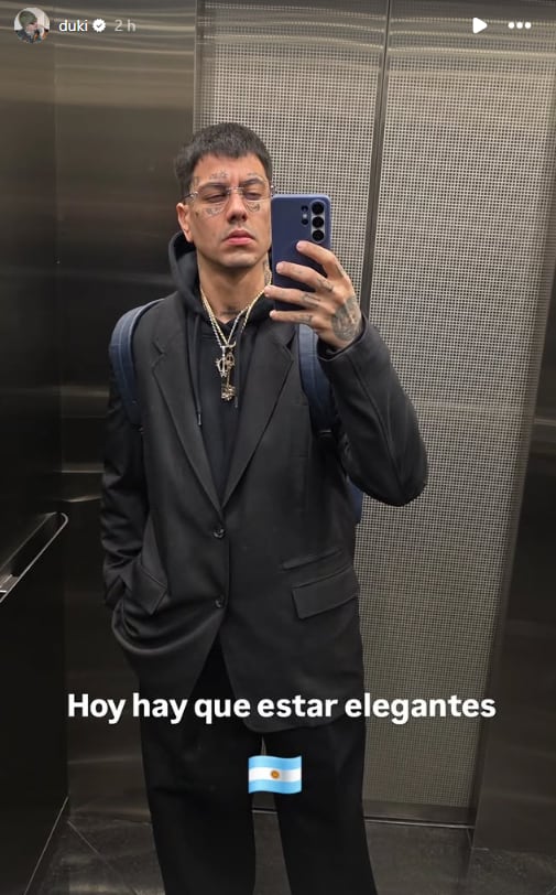 Duki posó ante el espejo con un look oscuro y cadenas doradas, destacando: “Hoy hay que estar elegantes”, junto a una bandera de Argentina (Instagram)