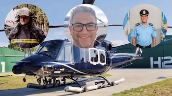 Helicóptero azul oscuro en el suelo con tres retratos circulares flotando encima: un bombero, un hombre con gafas y un oficial de policía.