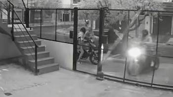 Buscaban a tres motochorros que robaron una camioneta y encontraron un desarmadero clandestino en La Matanza