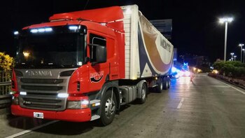 El camión estacionado sobre Av.