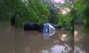 El 9 de octubre, una camioneta intentó cruzar un cauce crecido en Chinandega y la corriente la volcó. Tres mujeres jóvenes de distintos países murieron; solo el conductor, un instructor de surf mexicano, sobrevivió.