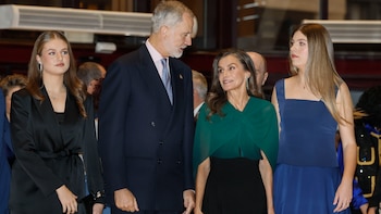 La reina Letizia brilla con una blusa verde botella y un pantalón de traje clásico en el concierto de los Premios Princesa de Asturias 2026
