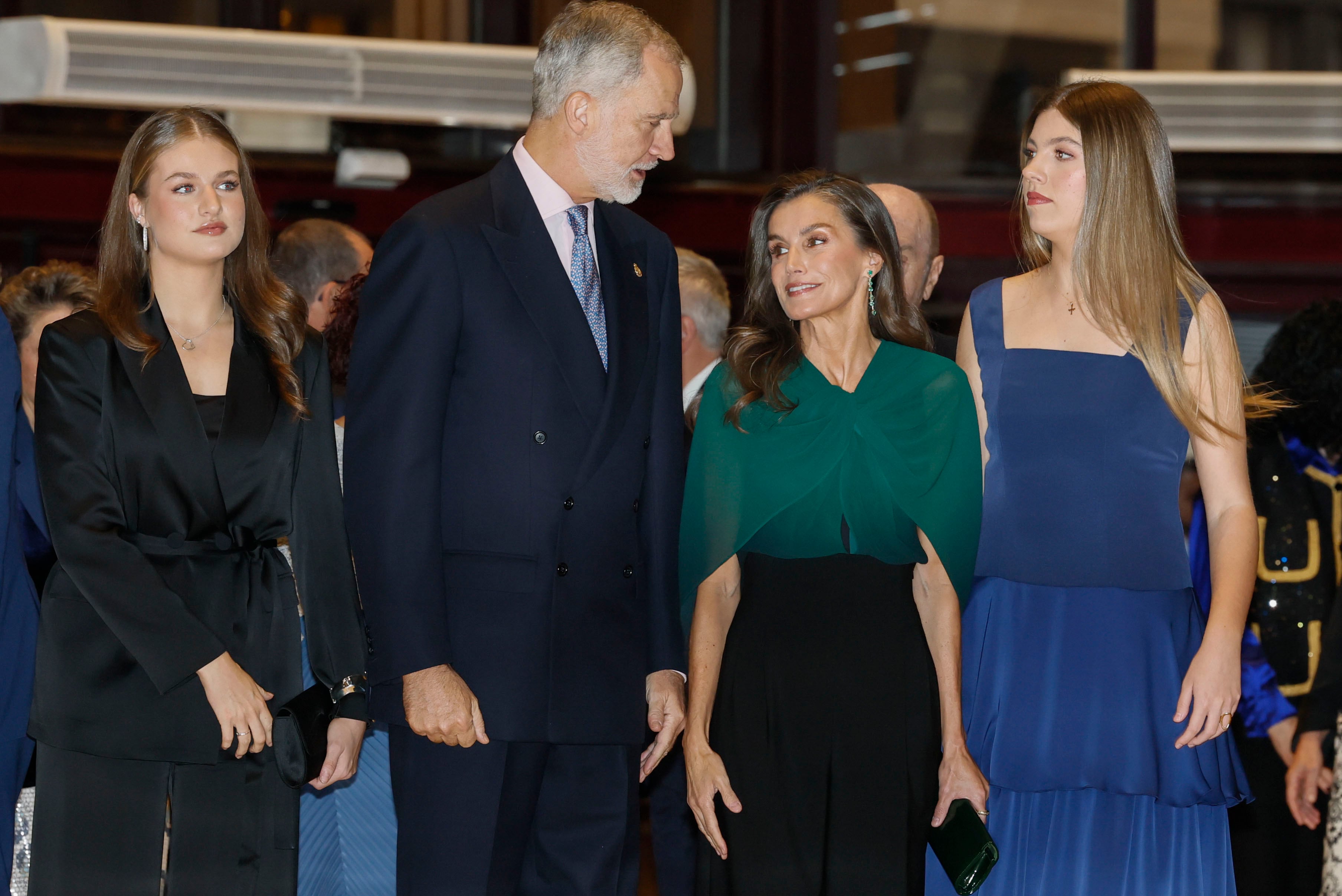 La reina Letizia brilla con una blusa verde botella y un pantalón de traje clásico en el concierto de los Premios Princesa de Asturias 2026