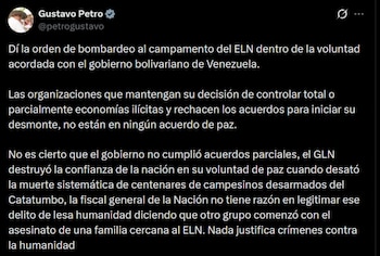 Captura de pantalla del perfil de Twitter de Gustavo Petro, mostrando un tuit en fondo oscuro con texto blanco sobre un bombardeo al ELN y acuerdos de paz