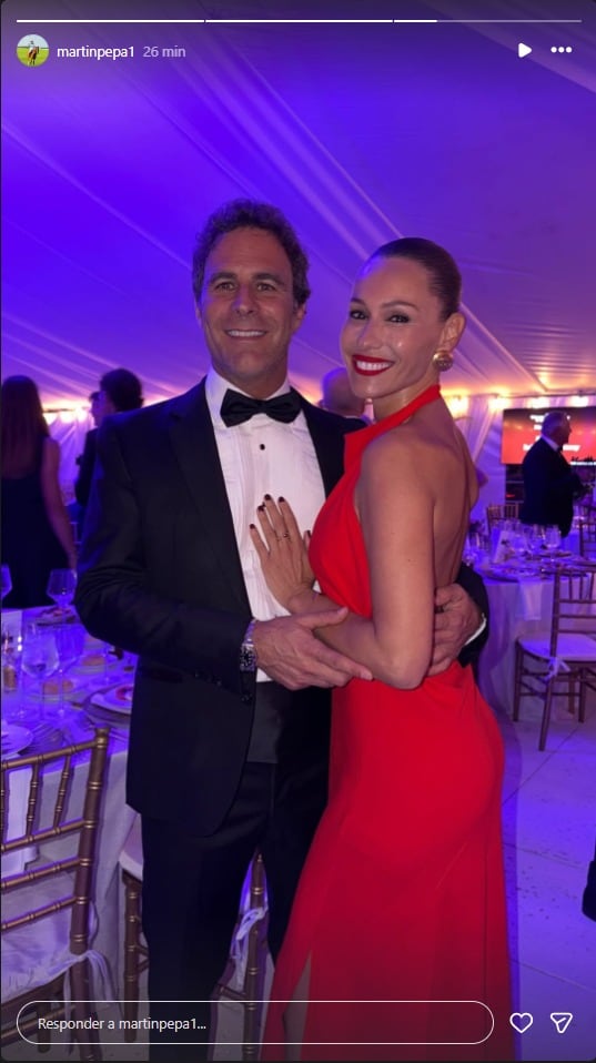 La pareja de Pampita y Martín Pepa irradia felicidad en una noche de gala, con ella en un vibrante vestido rojo y él en elegante esmoquin, conmemorando San Valentín. (Instagram)