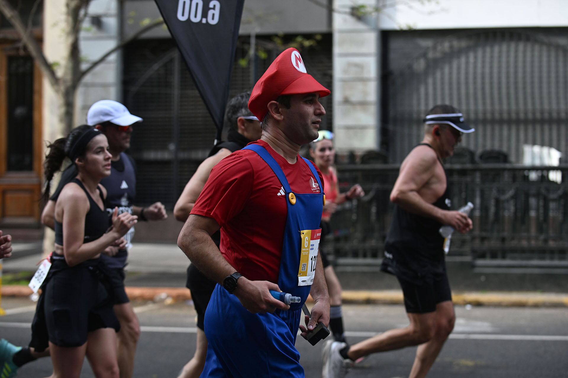 Algunos participantes recorrieron los 42,195 kilómetros con disfraces, una presencia habitual entre quienes viven la maratón como un desafío personal