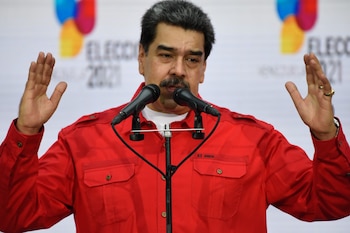 Nicolás Maduro habla con los