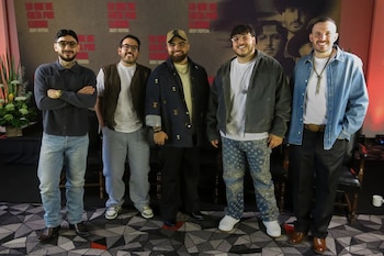 De izquierda a derecha, Alberto Acosta, Carlos Guerrero, Julián Peña, Adelaido "Payo" Solís III y Juan Javier Cantú de la banda texana Grupo Frontera posan para un retrato para promocionar su álbum "LO QUE ME FALTA POR LLORAR" en la Ciudad de México, el miércoles 19 de noviembre de 2025. (Foto AP/Berenice Bautista)